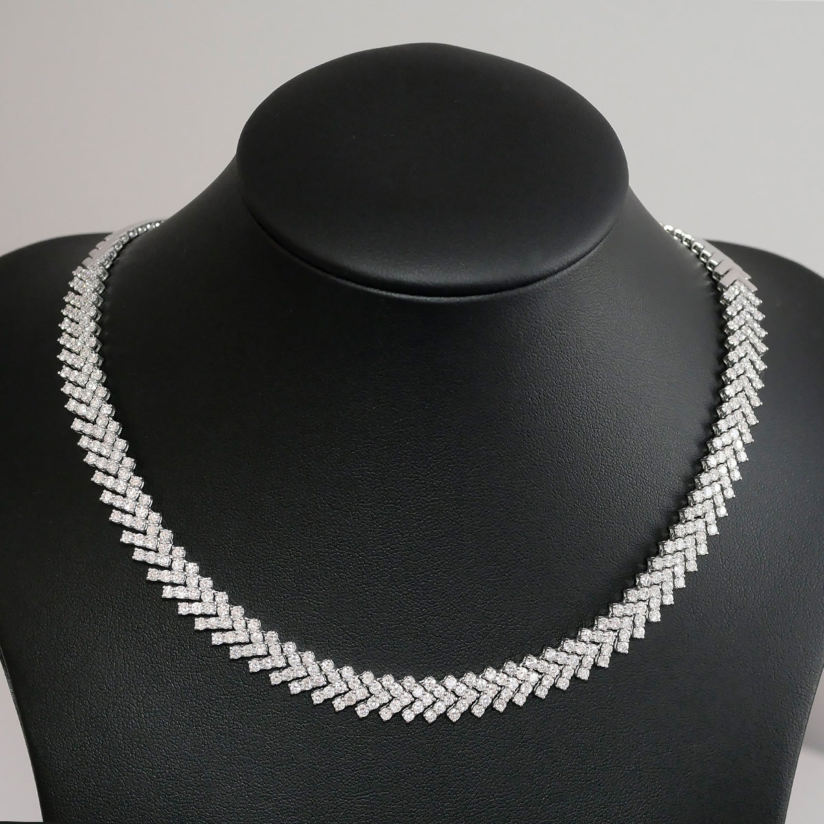 18ct White Gold Chevron Link Necklace with 310 Round Brilliant Cut Diamonds, 11.43ct F-G, SI-VS2